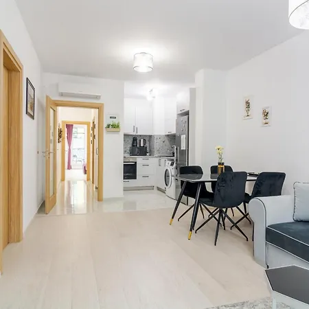 Апартаменты Paris Luxury Centre 2bdr W Work Desk And Wifi Near Nevsky Cathedral София