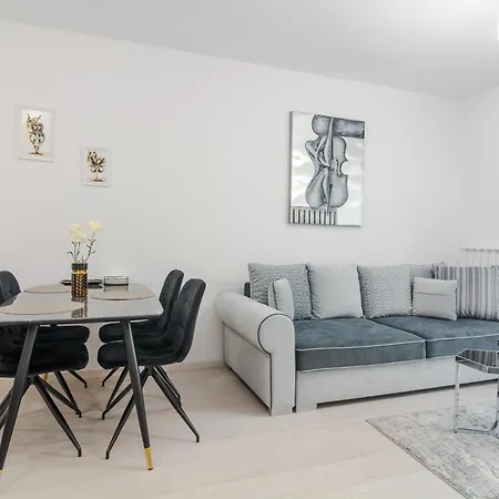 Daire Paris Luxury Centre 2bdr W Work Desk And Wifi Near Nevsky Cathedral *
